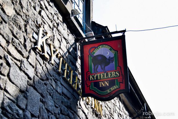 Kytellers Inn Sign Kyteler’s Inn, en Kilkenny, uno de los pubs más antiguos de Irlanda.